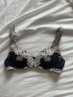 Intmissimi Gioia Pretty Flowers Mörkblå Push up 75B - Säljer min Intimissimi push up BH i modellen Gioia Pretty Flowers i mörkblå/vit färg i storlek 75B. Lätt den finaste BHn jag äger men den men passar inte mig längre :( inga defekter!