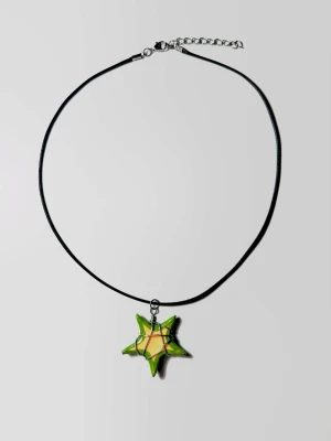 Halsband med grön stjärnhänge - Unikt handgjort halsband med svart band och ett stjärnformat hänge i grönt.