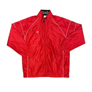 New Balance Red Track Top - Den här varan kommer auktioneras ut på Sneakershyllan x Plick Live den Torsdagen 16 juli kl 19. Röd track top jacka från New Balance i storlek L. Slitage generellt och på trycket