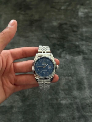 Helt Ny Seiko Mod Klocka - Säljer denna helt nya Seiko Mod klockan med ljusblå urtavla och Arabic dial  Klockan har en batteridriven Quartz movement, Vid fler frågor eller funderingar skicka gärna ett pm, Mvh