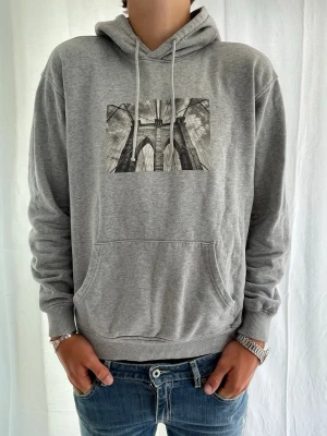 Hoodie Snygg  - Tjena! Grå Hoodie från Vailent| snyggt tryck | storlek M | modell 185cm 76kg |Skick 10/10| denna hoodie passar perfekt till ett par snygga jeans (i min profil)👖hör av dig vid mer frågor eller funderingar😁//Gradioso