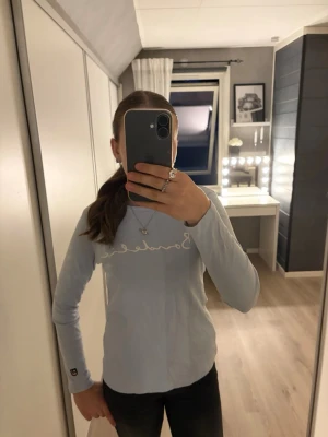 Ljusblå långärmad Bondelid tröja -  Ljusblå långärmad Bondelid tröja topp rund halsringning och normal passform.