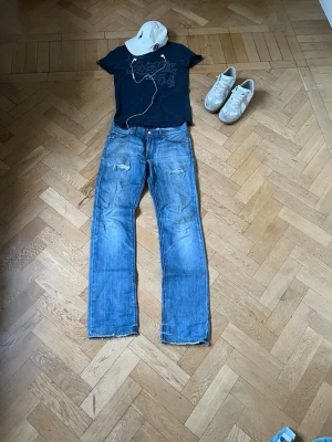 7 for all mankind jeans - Skick 8/10 väl använda men fortfarande bra skick. Slitningar men inga riktiga defekter. Storlek  W29 L32 passar någon runt 175-180. Passformen är bootcut