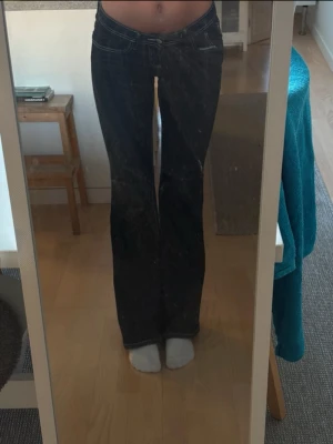 lågmidjade jeans med vit söm - jättefina