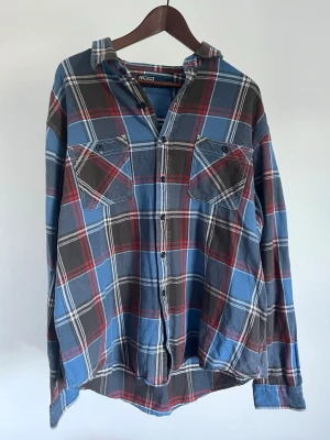 Ralph Lauren Polo Skjorta - Ralph Lauren Polo Skjorta Storlek: XXL Passform: Classic Fit Krage: Button-down Material: 100% bomull Mått: Bröstvidd 128 cm, längd 84 cm, axel 54 cm Skick: Skjortan är i ett väldigt fint skick utan defekter  Nypris cirka: 1 300 kr