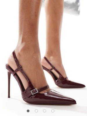 Röda klackar  - Klackar i färgen Burgundy patent från märket Public Desire från asos. Storlek 3 vilket motsvarar 36. Glittrigt spänne längst fram, aldrig anvanda! Nypris ca 430kr!