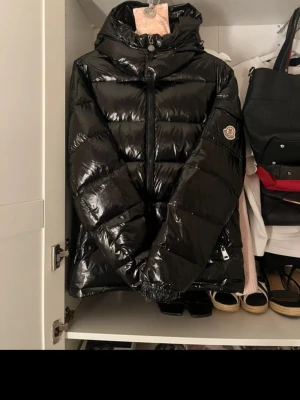 Svart dunjacka från Moncler - Äkta! (Se bilder)  Nypris ca 18000. Pris går att diskutera.  Alla lappar och taggar medföljer!  Endast använd vintern 2023.  Extremt bra skick, endast slitningar på bilderna på insidan(se bilder) Storlek L alltså moncler storlek 3. Modell Maya.  Passar alla kön. Kontakta mig gärna för fler bilder eller liknande!💗💗