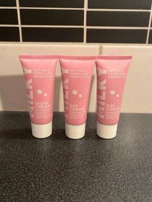 Milky dag- och nattkräm 3-pack - Säljer ett 3-pack ansiktskrämer från Milky med havremjölk, squalane och prebiotika. Innehåller både dagkräm och nattkräm, parfymfria och anpassade för känslig hud. Tuben är rosa med vit kork och rymmer 30 ml vardera. Helt oöppnade. 