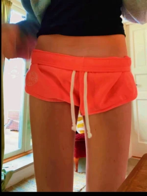Shorts - Ett par coral färgade shorts i storlek M men passar S! Fraktar bara med instabox ❤️