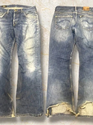 Flared Lee jeans - Ett par flared vintage lee jeans med snygg wash. 27 cm benöppning. Bakfickan har ett litet hål och det är grov heelbite på dom. Storlek 33-34 men sitter verkligen som 32-31 Men köp snälla så jag kan bygga hajper moppe😳🫡🫡 prutmån finns såklart! Om du skriver NU! SÅ FÅR DU EXKLUSIVT PRIS!!!!!