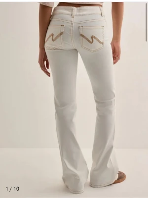 Jeans - Så snygga lågmidjade bootcut jeans från Nelly i strl 38 🫶🏼