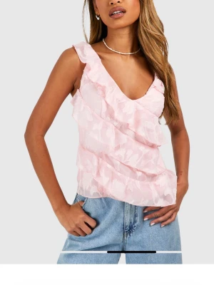 Babyrosa volangtop  - Supersöt rosa topp från boohoo! Knappt använd då den tyvärr är för liten för mig. Axelbanden är justerbara💕 Köpt för 399kr 