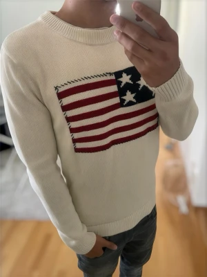 Beige stickad tröja med flaggmotiv - Riktigt snygg tröja från selected homme | skriv vid funderingar!