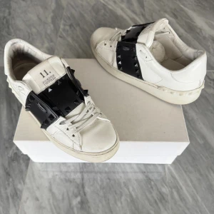 Valentino Rockstud skor - Valentino Rockstud skor - Skick: Bra skick - Tillbehör: Valentino dustbag - Nypris: 6000kr - köpt från TrendWardrobe. Säljer nu då jag köpt ett par nya och använder inte längre! Fortfarande i gott skick, kan skicka fler bilder om intresse finns. 💕💕