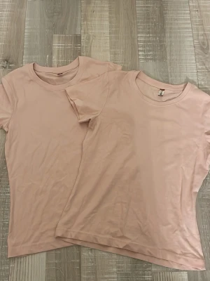 2st babyrosa t-shirt - helt oanvända babyrosa t-shirt! färgen på bilden är mindre lik än i verkligheten, i verkligheten är den mer rosa❤️ båda i XS