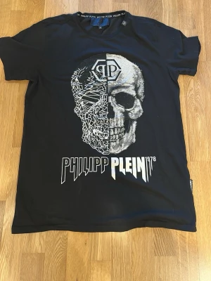 Svart Philipp Plein t-shirt med döskalle - Säljer en svart t-shirt från Philipp Plein. XL. Pris kan diskuteras och mått kan skickas 