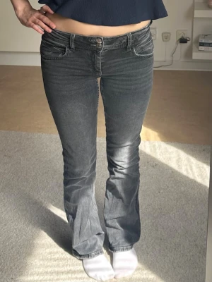 Lågmidjade jeans - Jättefina mörkgråa lågmidjade jeans från Gina 💗 Säljer då de tyvärr inte längre kommer till användning! Skriv vid frågor! Storlek 164