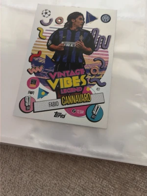 Vintage Vibes fotbollskort Topps - Två samlarkort från Topps Vintage Vibes-serien med fotbollslegenderna Fabio Cannavaro och Gianfranco Zola. Kort i färgglad retrodesign med spelarnas namn, klubbtröjor och statistik. Perfekt för dig som gillar fotboll och samlarobjekt.