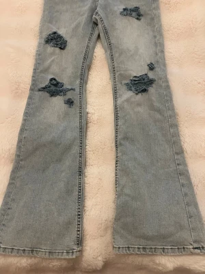 ljusblå bootcut jeans - super fina ljusblåa bootcut/ lowrise jeans i storlek xxs men passar även xs som liknar ltb jeansen, vet ej vart de är ifrån men är knappt använda för de är stora🥹💞