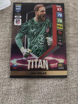 FIFA 365 Titan samlarkort Jan Oblak - Samlarkort från FIFA 365-serien med Jan Oblak i grönt målvaktsställ från Atlético Madrid. Kortet har färgstarka detaljer, statistik och texten TITAN i guld. Perfekt för dig som gillar fotboll och att samla på unika kort.