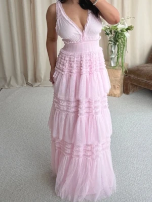Maxiklänning - Jag säljer denna snygga klänning från Bubbleroom! Den passar perfekt på bal, sommarkvällar eller när man bara vill känna sig lite extra fin 💕💕Klänningen är använd en gång men en del fläckar vid fötterna och några få på klänningen tillkommer, det går säkert att få bort och även jag kan testa vid köp! Nypris är runt 2000 kr 💕(Pris kan diskuteras)