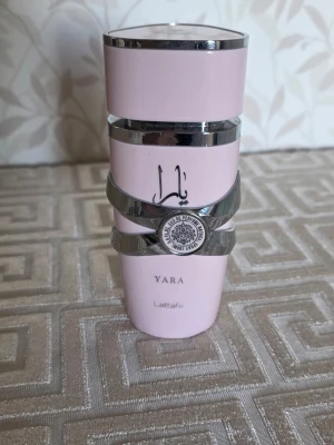 Lattafa Yara parfym rosa flaska - Lattafa Yara parfym 60ml kvar 