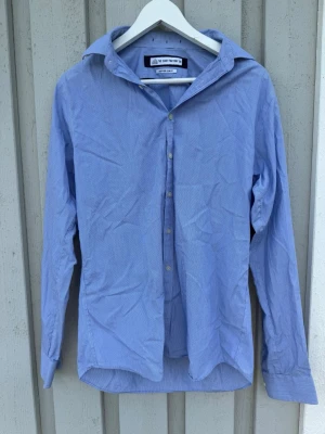 Blå slim fit skjorta från The Shirt Factory - The shirt factory skjorta - Storlek 39 ungefär M - Mycket bra skick | Hör av er vid frågor - TITTA ÄVEN MINA ANDRA SKJORTOR I PROFILEN!🤝🥳