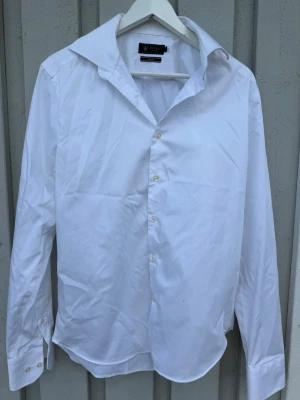 Vit slim fit skjorta från Riley - Vit skjorta från Riley - Storlek M - Mycket bra skick - Perfekt till studenten eller sommaren | Hör av er vid frågor - TITTA ÄVEN MINA ANDRA SKJORTOR I PROFILEN!🤝🥳