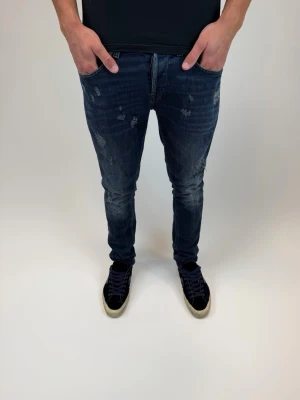 Dondup Jeans George  - Dondup Jeans George! Trendigaste jeansen på marknaden.  Ny pris= 4000 kr Säljs för= 1199 kr (Modellen har original slitningar från fabrik vilket är väldigt eftertraktat och populärt)