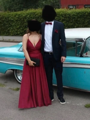 Balklänning - Köpt på proms and weddings i Malmö. Använd en gång på bal, är uppsydd av sömmerska så den passar någon som är 165cm om man inte har klackar. Passar mig som har S/M i kläder. 