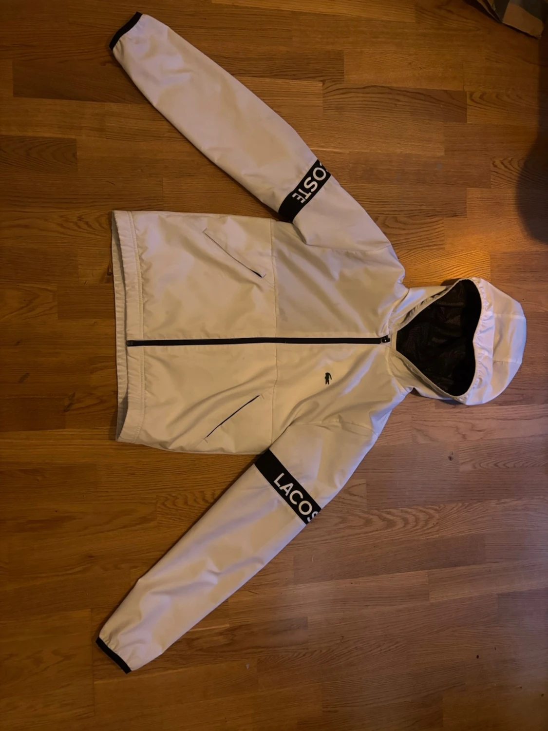 Vit vindjacka från Lacoste med huva