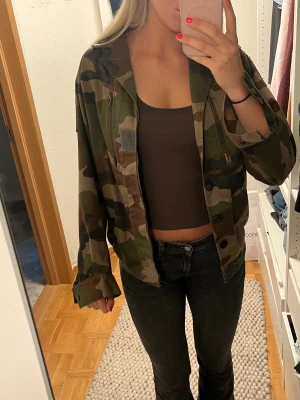 Camouflage overshirt jacka - Såå snygg grön-brun camouflage overshirt jacka. Storlek M men passar S också. Vet ej märket men köpt i någon butik i Paris, secondhand. 