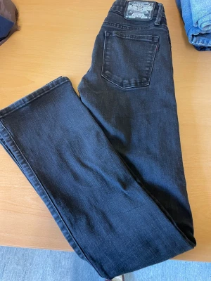 Svarta bootcut jeans från Crocker - Snygga svarta jeans från Crocker i modellen PEP! BOOT med bootcut-ben. Jeansen har klassisk femficksdesign. Bra och veta är att den är super low waist- så passa på de super trendigt och snyggt !!