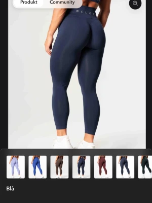 Prime scrunch tights blå - Snygga mörkblå leggings från Relode med hög midja och tight passform. Tillverkade i ett stretchigt material som formar sig efter kroppen. Perfekta för träning eller chill. Diskret logga i midjan och full längd på benen. Använda fåtal gånger
