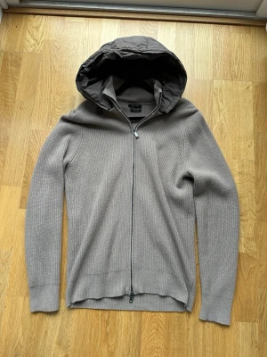 Massimo Dutti Cardigan Jacka - Säljer nu min massimo Dutti cardigan jacka som är en gammal upplaga och inte säljs längre! Färgen beige med avtagbar luva! Perfekt för sommarkvällarna! Storlek L men passar M! Skriv gärna vid frågor 🙏