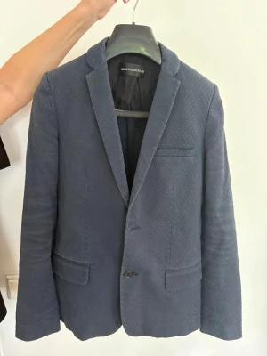 Zadig & Voltaire Delux - Exklusiv kavaj från Zadig & Voltaire  Kavajen har ett klasiskt rutnäts design på utsidan och ett polyester liknande foder på insidan. På insidan hittar vi även en innerficka med röd söm runt om. Nypris 5000-7000 Mitt pris 1200 Skriv vid minsta frågor eller fundering!!