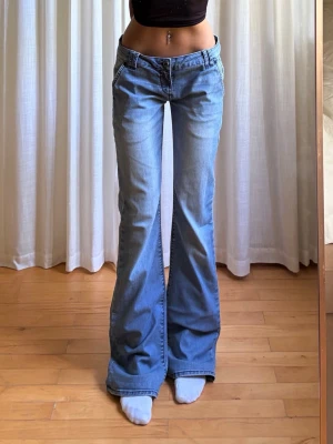 Lågmidjade jeans  - midja: 41 innerbenslängd: 85 jag är ca 165cm! (förstora så fixade för att passa)