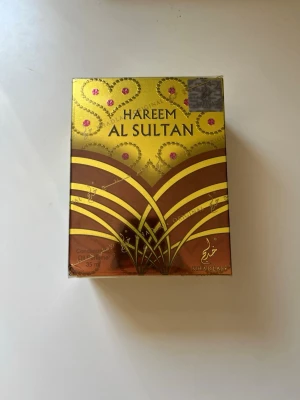 Hareem Al Sultan parfym 35 ml - Helt ny och Lyxig parfym Hareem Al Sultan från Khadlaj i en snygg guldfärgad och brun förpackning med orientaliskt mönster. Innehåller 35 ml koncentrerad parfymolja. Perfekt för dig som gillar exklusiva och orientaliska dofter. Hör av er vid minsta lilla fråga och priset kan diskuteras. 