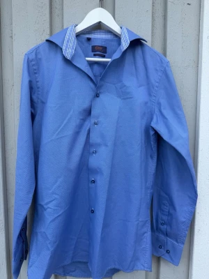 Blå slim fit skjorta Oscar of Sweden - Skjorta från Oscar of Sweden | Storlek 39 motsvarar typ M | Mycket bra skick | Hör av er vid frågor - TITTA ÄVEN MINA ANDRA SKJORTOR I PROFILEN!🤝🥳