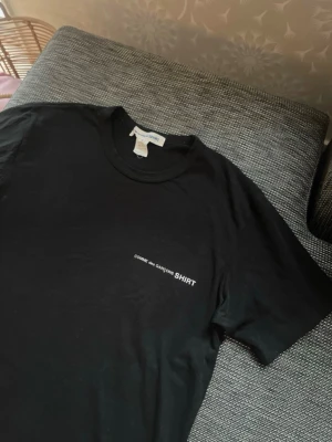 Cdg tshirt - Medium, sitter lite mindre enligt mig som en S/M. Cdg