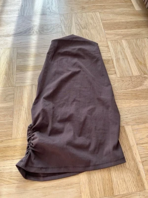 Brun halterneck topp från zara  - Säljer en brun halterneck topp från zara med öppen rygg och skönt material.  Passar som ett set till bruna kjolen jag säljer från Zara. 