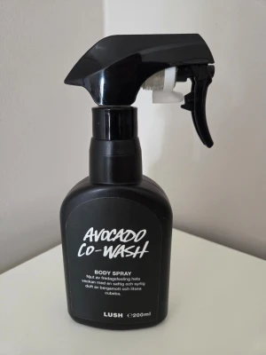 Lush Avocado Co-Wash Body Spray - En svart sprayflaska med Lush Avocado Co-Wash Body Spray, 200 ml. Använd så ca 150 ml återstår. Doften är fräsch och syrlig med inslag av bergamott och litsea cubeba.