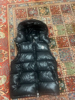 Svart dunväst från Moncler med huva - Pris kan diskuteras, knappt använd med NFC 