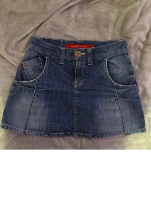Jeans kjol  - Jätte söt jeans kjol i en otrolig vacker blå färg som passar alla möjliga toppar. Den är i storlek xs/s och är passande inför sommaren🥰