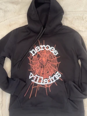 Snygg spider hoodie  - Snygg spider hoodie i storlek S köpte den till mig men kom aldrig till användning så säljer vidare den 