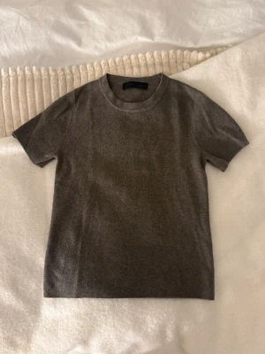 brun stickad tshirt - från zara i storlek s inga defekter nypris: 199kr