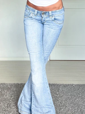 Jeans - Midjemått: 35cm rakt över, innerbenslängd: 82cm 💗