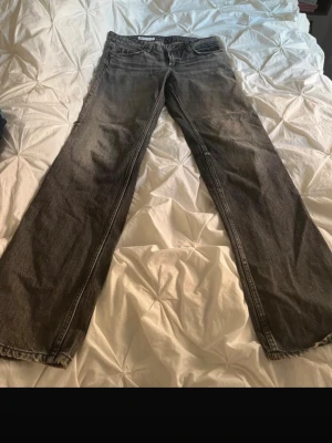 Lågmidjade jeans från Zara - Lågmidjade vida/raka jeans från Zara ! Populära från Zara och jättefina jeans ! Bra skick och inga defekter 💞 Strl 38