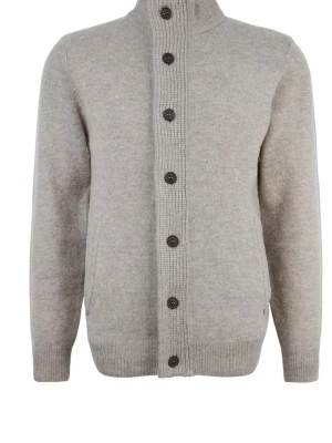 Grå barbour cardigan i lammull - Grå barbour cardigan i 100% lammull köpt i Stockholm nypris 1,500kr. Använt helt okej mkt finns ett super litet hål på ryggen som inte syns så tydligt löser fler bilder ifall due intresserad kom med frågor🌸☀️