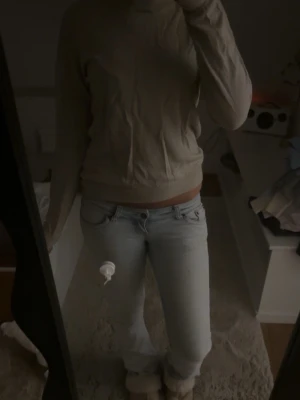 Beige basic tröja från fillipa k - Enkel och stilren beige långärmad tröja med rund halsringning. Från filippa k, storlek M. Skriv vid fler frågor💗